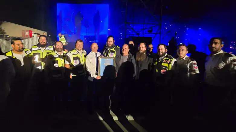 ראש עיריית עפולה העניק תעודת הוקרה למנהל מרחב גלבוע בהצלה
