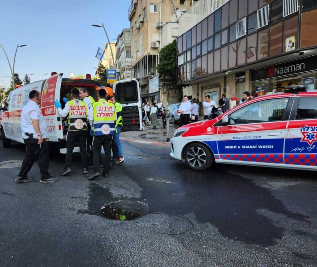 מתנדבי הצלה מעניקים טיפול רפואי