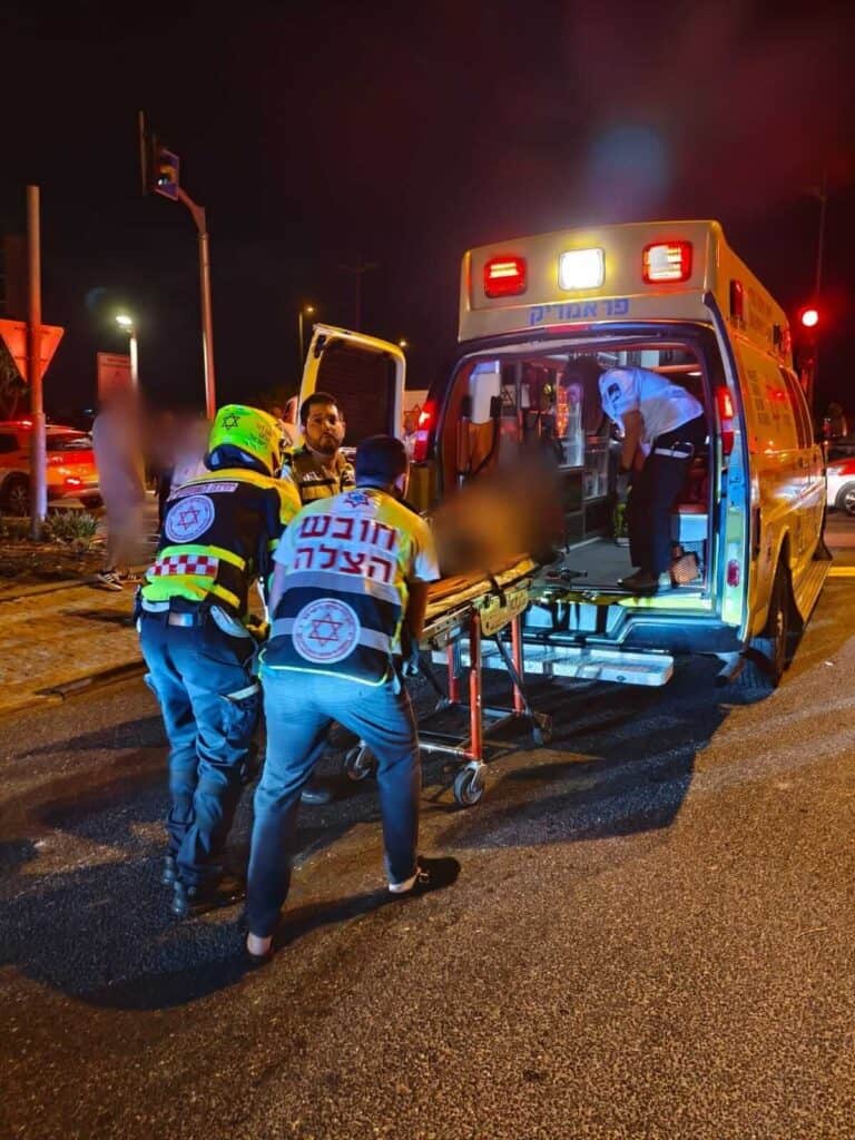 מתנדבי הצלה מעניקים טיפול רפואי