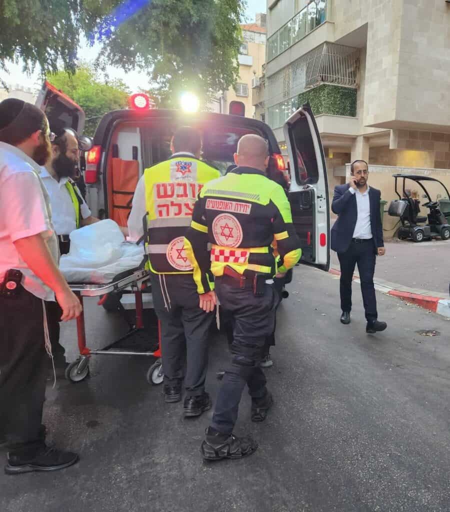 מתנדבי הצלה מעניקים טיפול רפואי