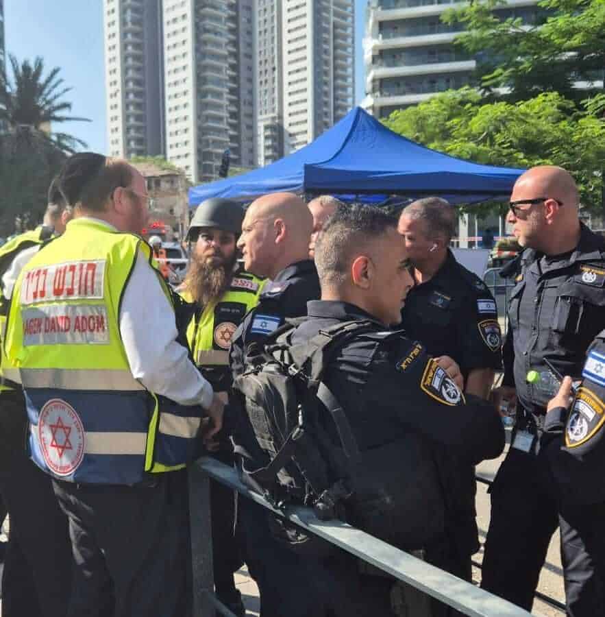 מתנדבי הצלה מעניקים טיפול רפואי בזירת נפילת טיל