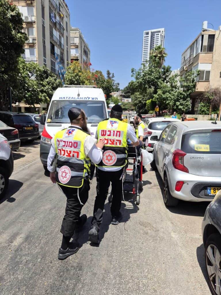 מתנדבי הצלה מעניקים טיפול רפואי