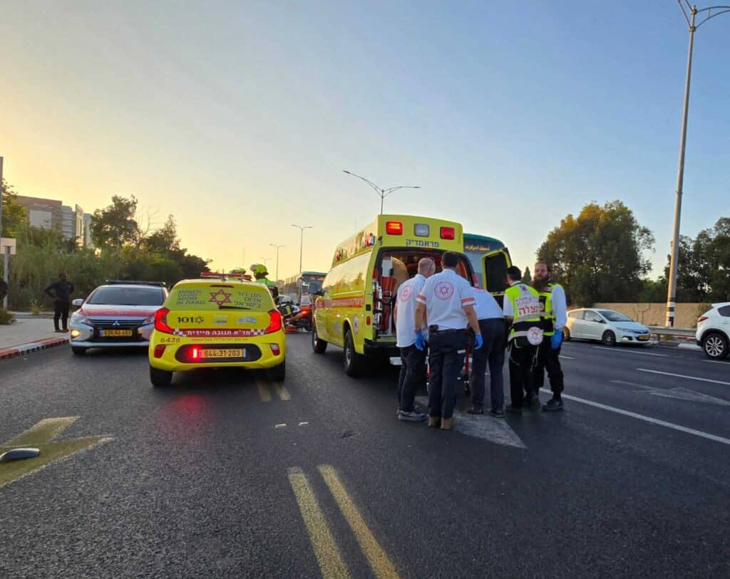 מתנדבי הצלה מעניקים טיפול רפואי