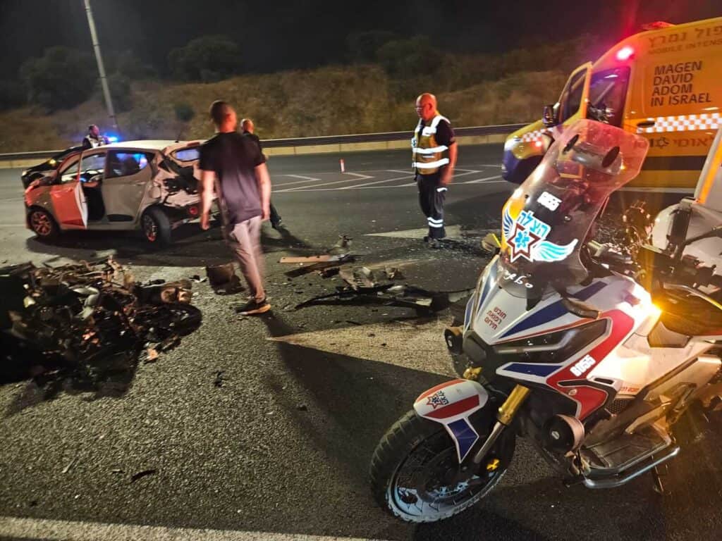 מתנדבי הצלה מעניקים טיפול רפואי