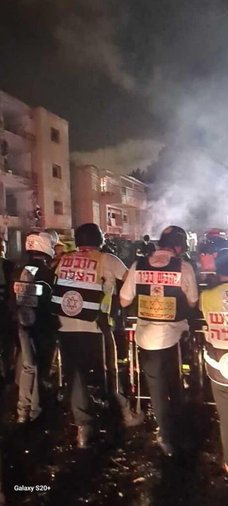 מתנדבי הצלה מעניקים טיפול רפואי בזירת נפילת טיל