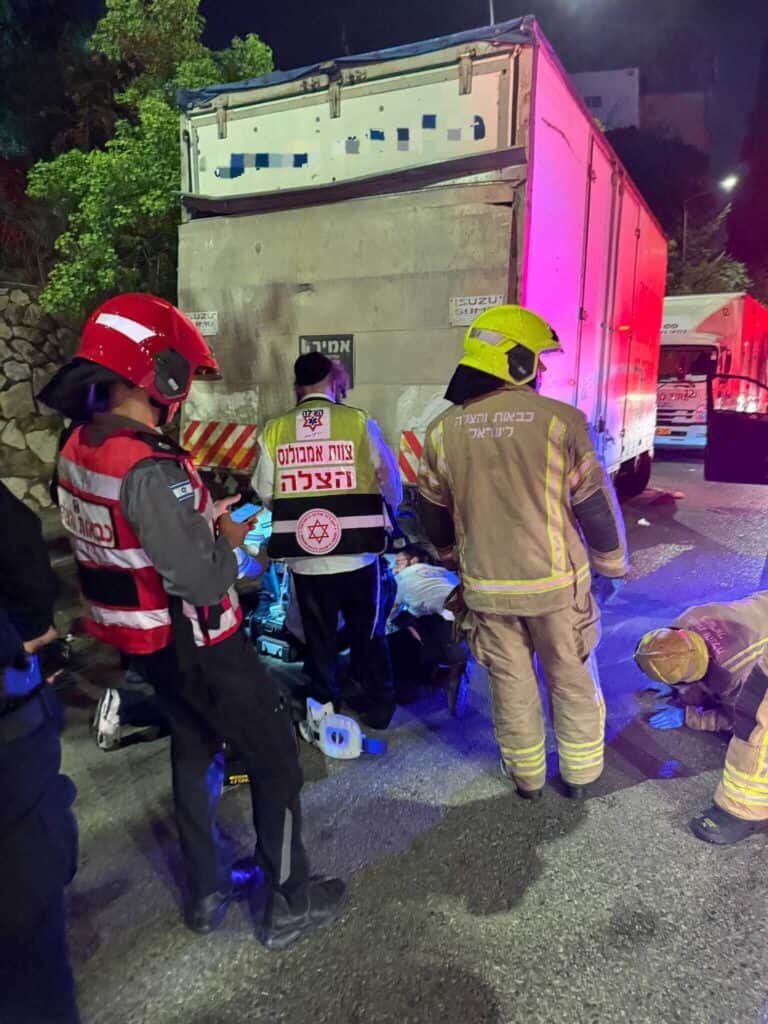 מתנדבי הצלה מעניקים טיפול רפואי