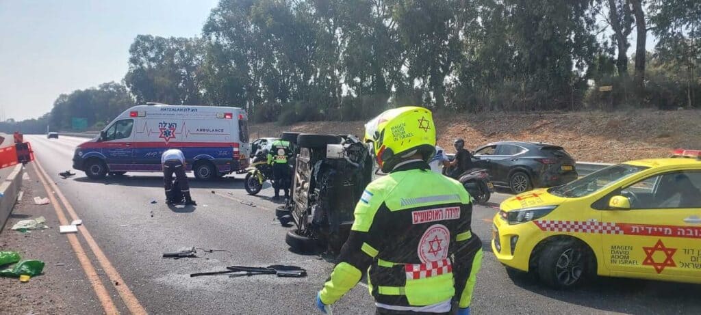 מתנדבי הצלה מעניקים טיפול רפואי