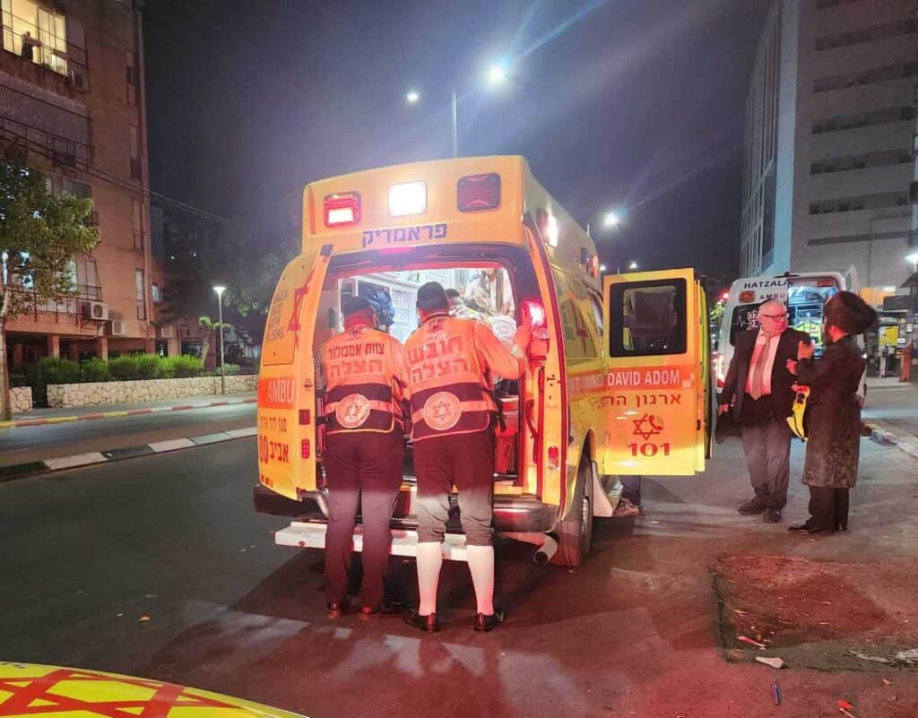 מתנדבי הצלה מעניקים טיפול רפואי