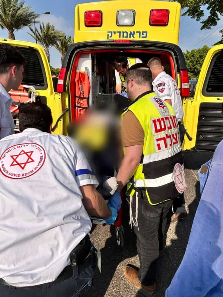 מתנדבי הצלה מעניקים טיפול רפואי