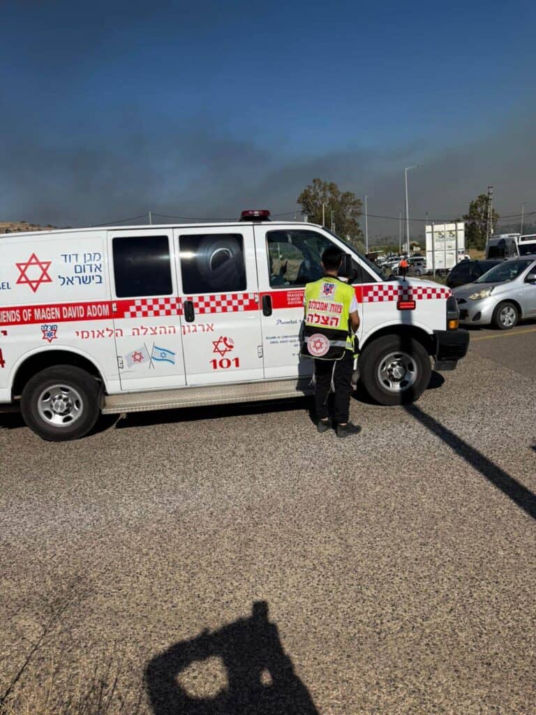 מתנדבי הצלה מעניקים טיפול רפואי