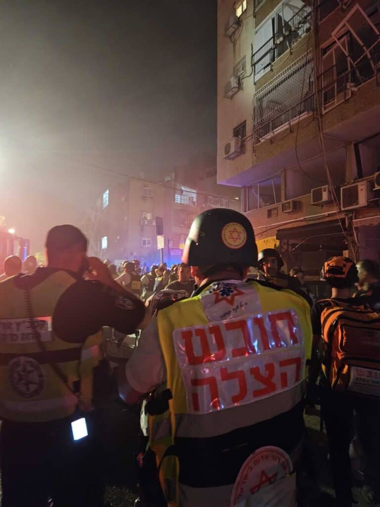 מתנדבי הצלה מעניקים טיפול רפואי בזירת נפילת טיל