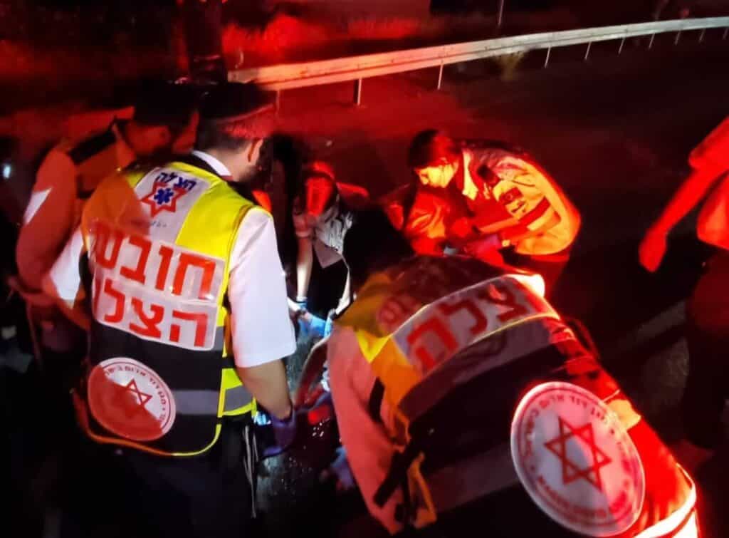 מתנדבי הצלה מעניקים טיפול רפואי