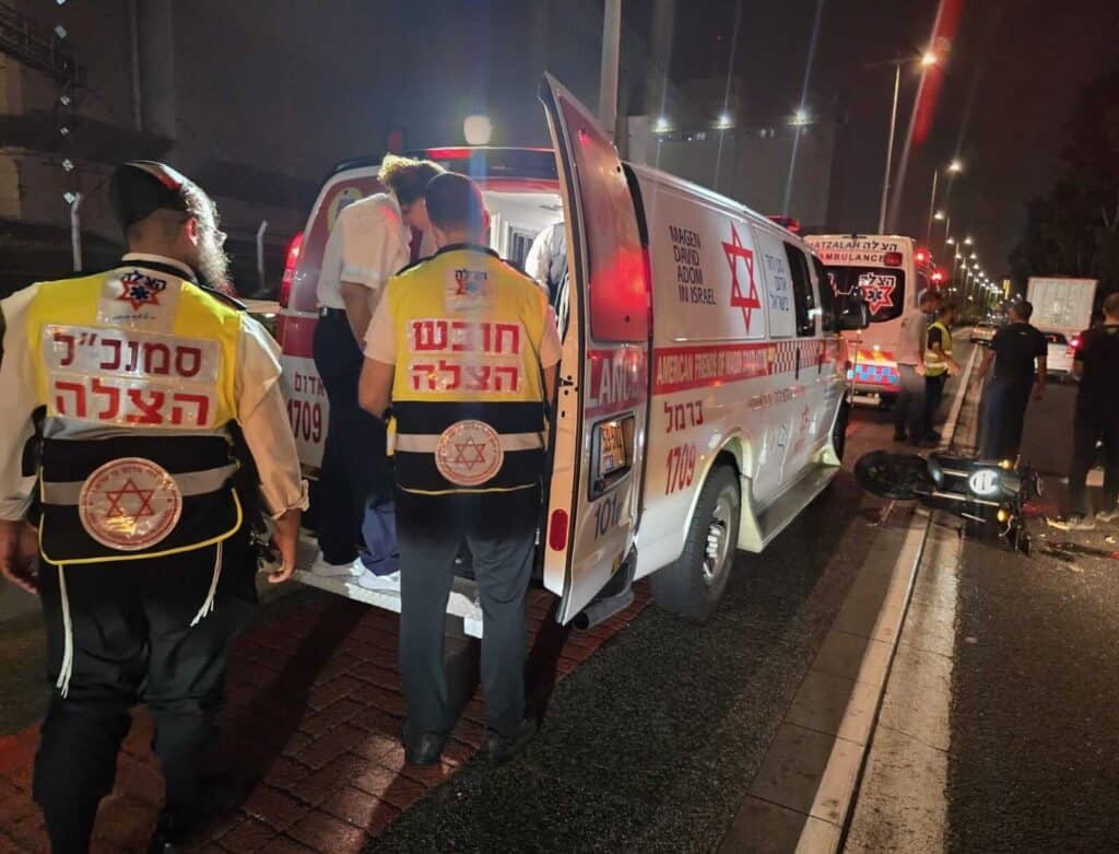 מתנדבי הצלה מעניקים טיפול רפואי