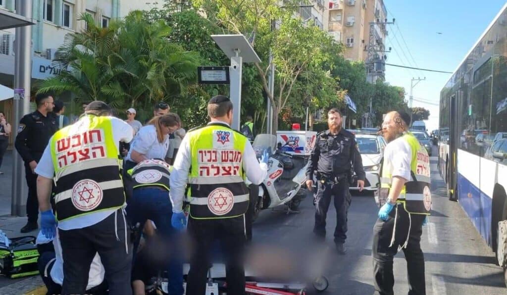 מתנדבי הצלה מעניקים טיפול רפואי בזירת נפילת טיל