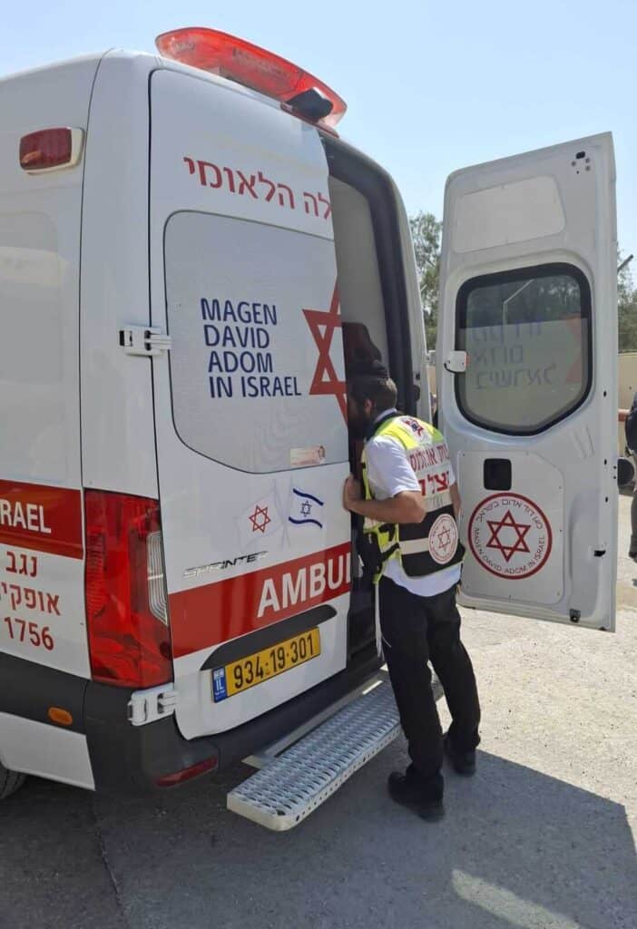 מתנדבי הצלה מעניקים טיפול רפואי