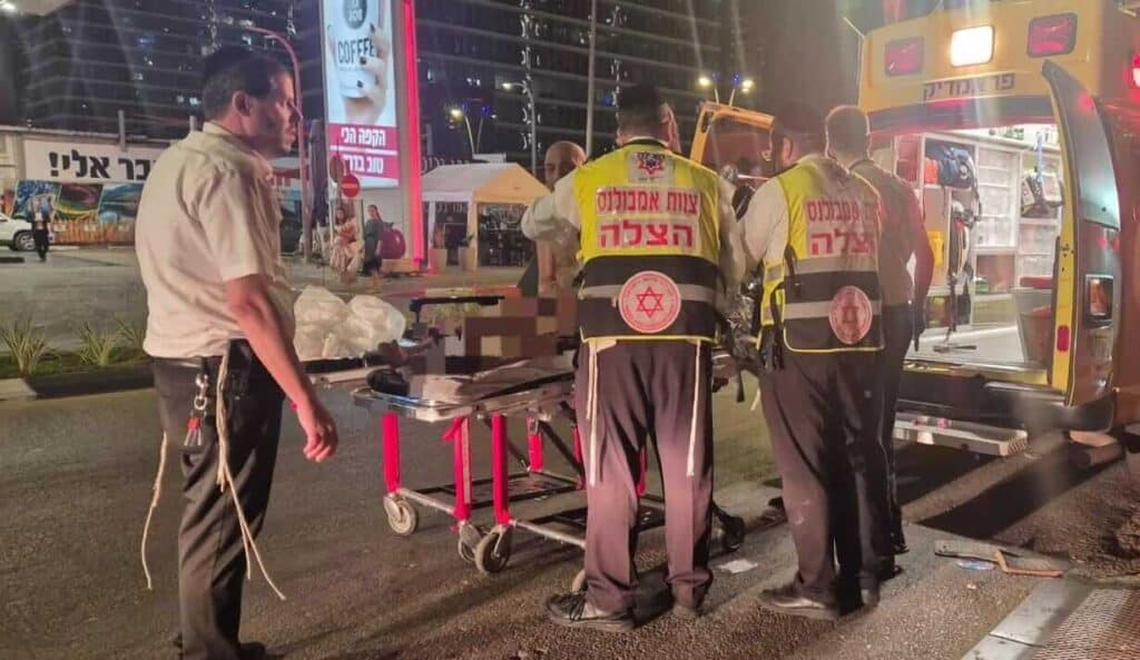 מתנדבי הצלה מעניקים טיפול רפואי