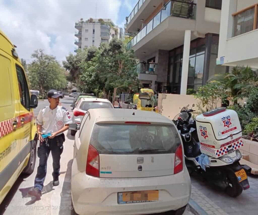 מתנדבי הצלה מעניקים טיפול רפואי