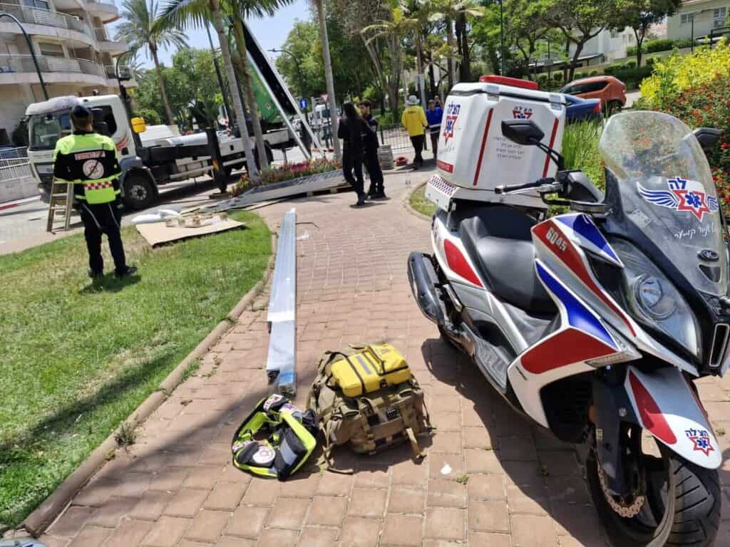 מתנדבי הצלה מעניקים טיפול רפואי