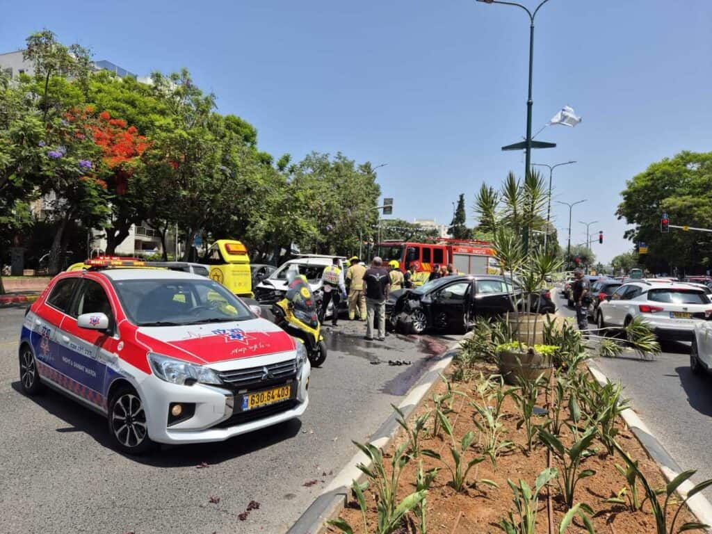 מתנדבי הצלה מעניקים טיפול רפואי