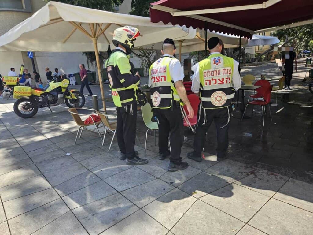 מתנדבי הצלה מעניקים טיפול רפואי