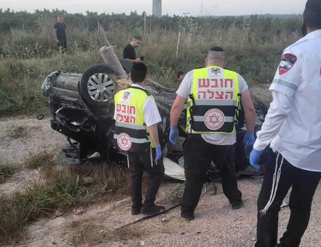 מתנדבי הצלה מעניקים טיפול רפואי