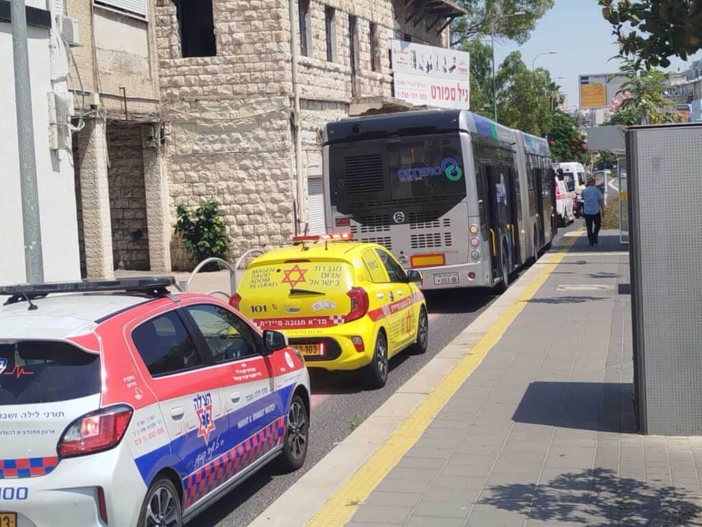 מתנדבי הצלה בזירת תאונת דרכים קשה