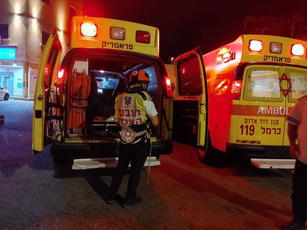 מתנדבי הצלה מעניקים טיפול רפואי בזירת נפילת טיל