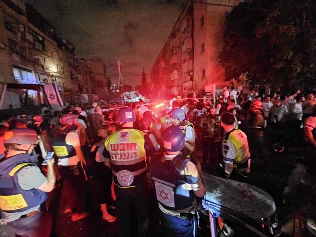 מתנדבי הצלה מעניקים טיפול רפואי בזירת נפילת טיל