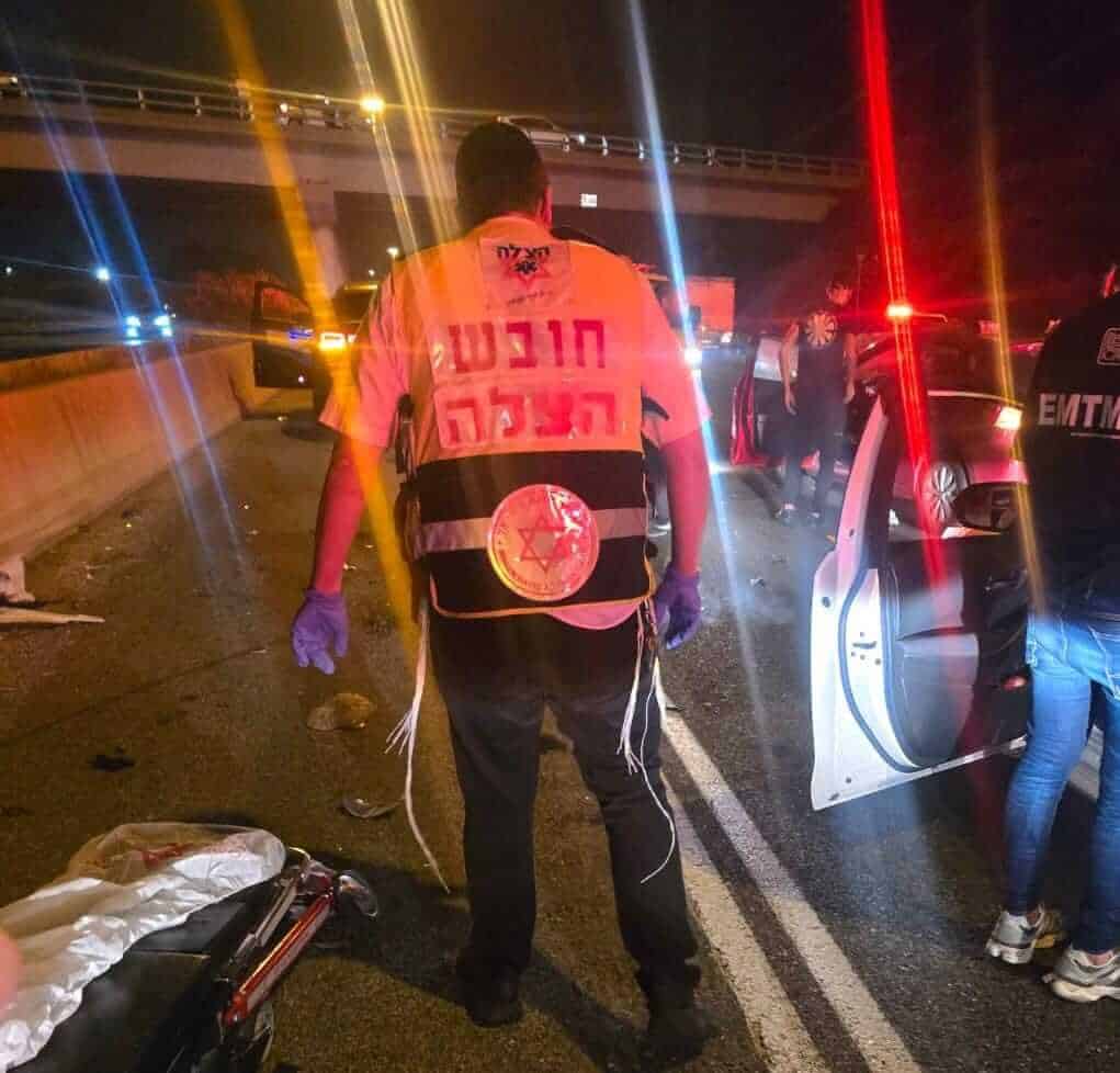 מתנדב הצלה מעניק טיפול רפואי