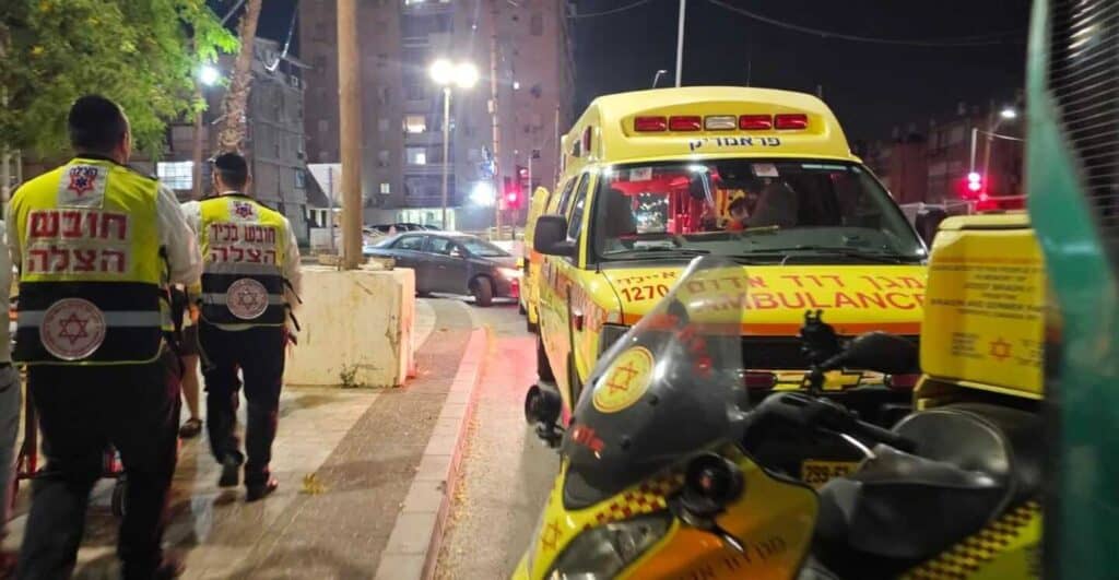 מתנדבי הצלה מעניקים טיפול רפואי