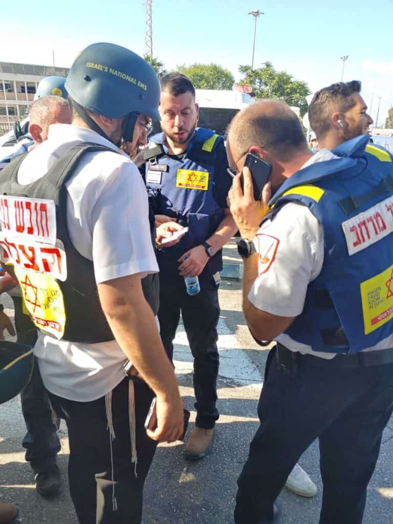 מתנדבי הצלה מעניקים טיפול רפואי בזירת נפילת טיל