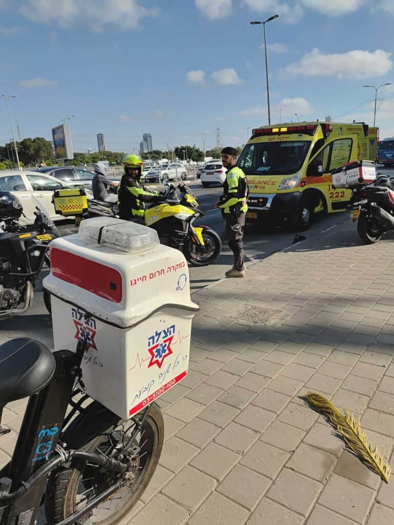 מתנדבי הצלה מעניקים טיפול רפואי