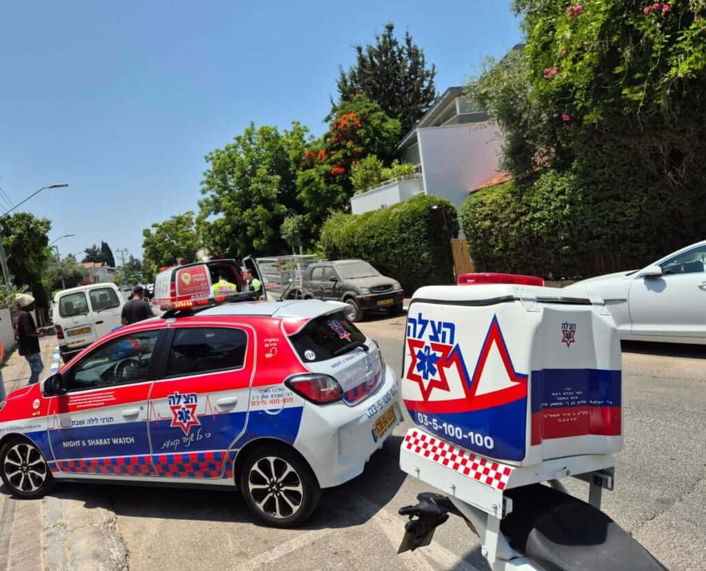 מתנדבי הצלה מעניקים טיפול רפואי