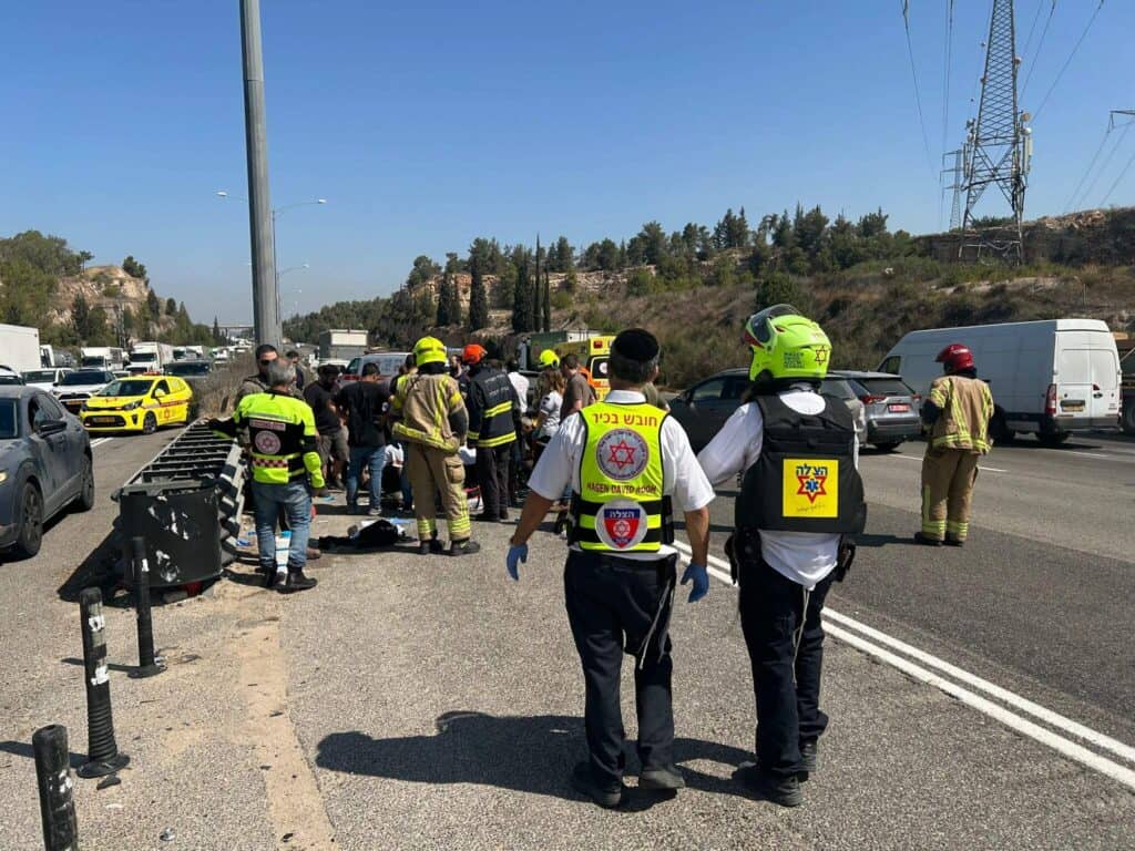 מתנדבי הצלה מעניקים טיפול רפואי בזירת נפילת טיל