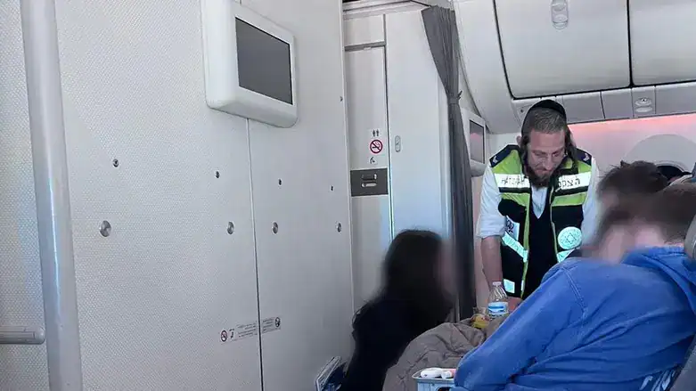 כונן הצלה מעניק טיפול רפואי במהלך טיסה