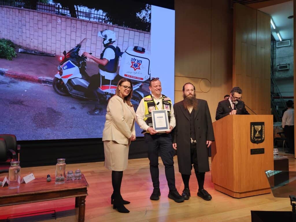 חה"כ דלית דיסטל אטבריאן מעניקה תעודת הוקרה לארגון הצלה