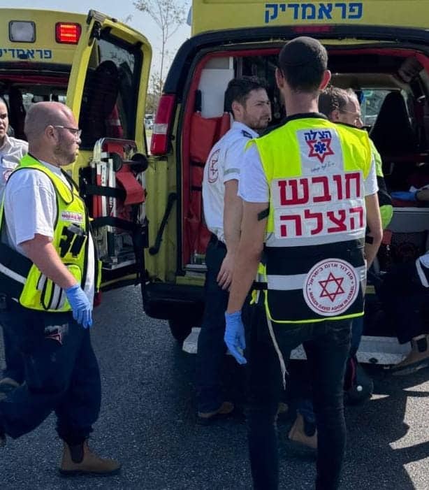 מתנדבי הצלה מעניקים טיפול רפואי בתאונת דרכים