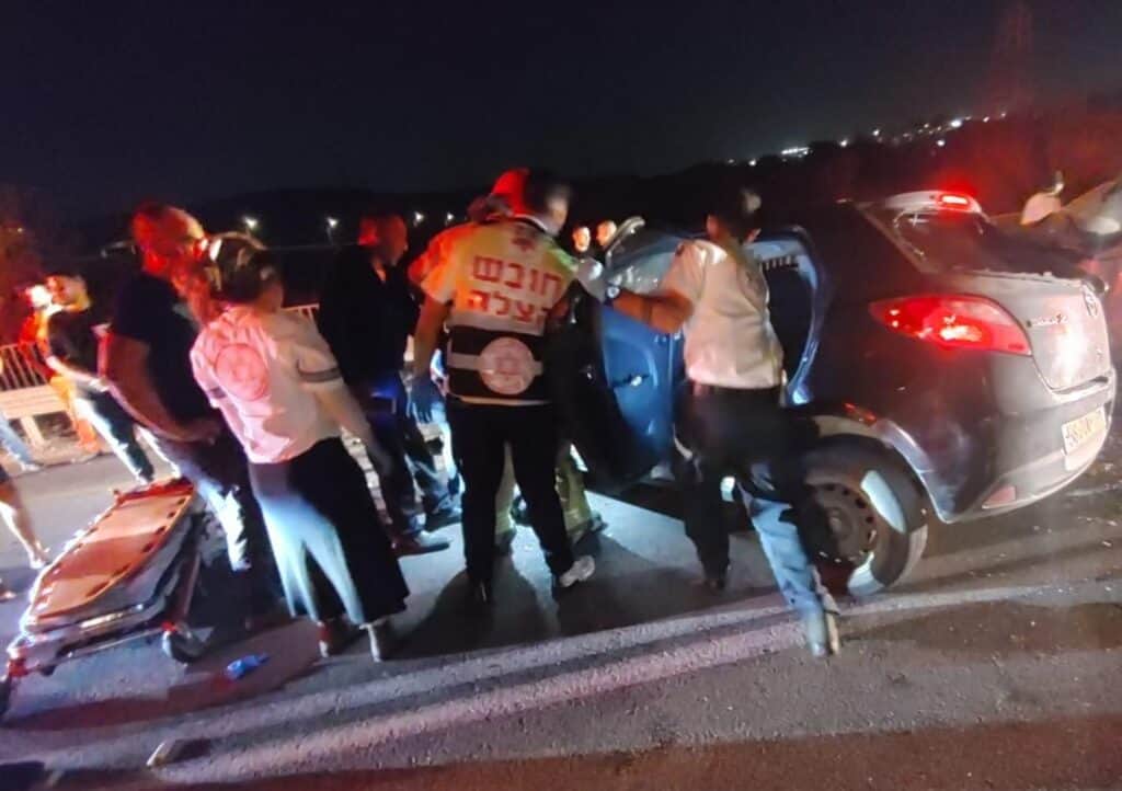 מתנדבי הצלה מעניקים טיפול רפואי בתאונת דרכים