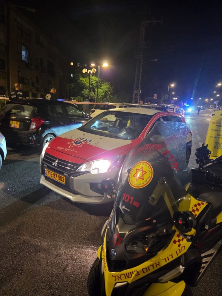 מתנדבי הצלה מעניקים טיפול רפואי בתאונת דרכים