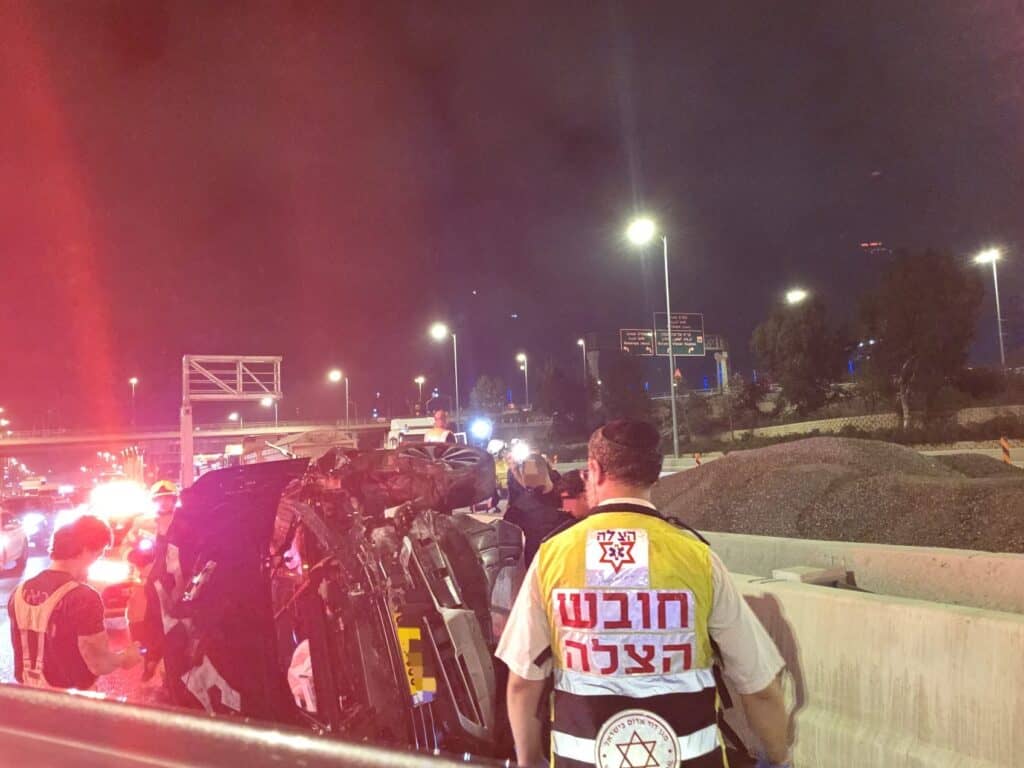 מתנדבי הצלה מעניקים טיפול רפואי בתאונת דרכים