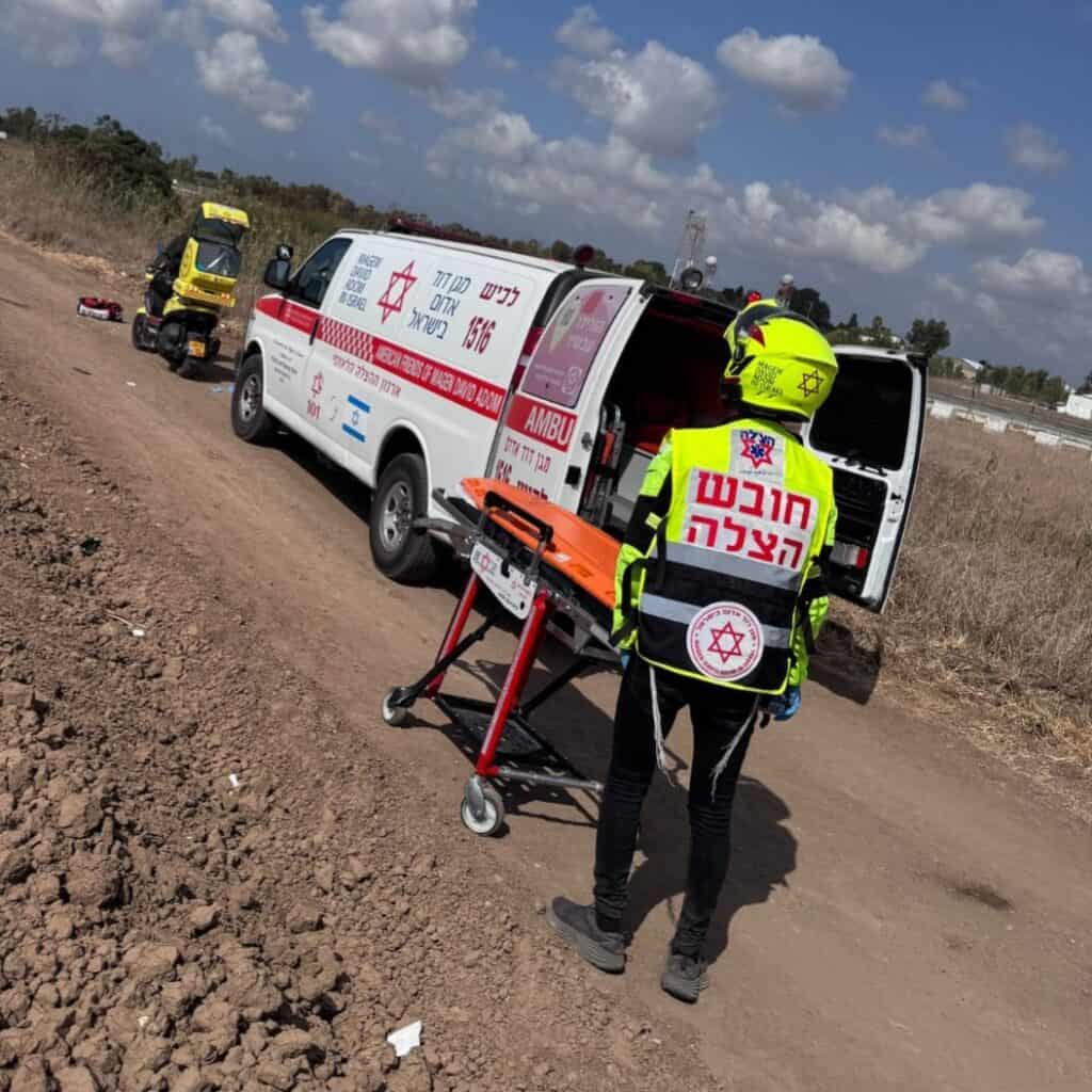 מתנדבי הצלה מעניקים טיפול רפואי בתאונת דרכים