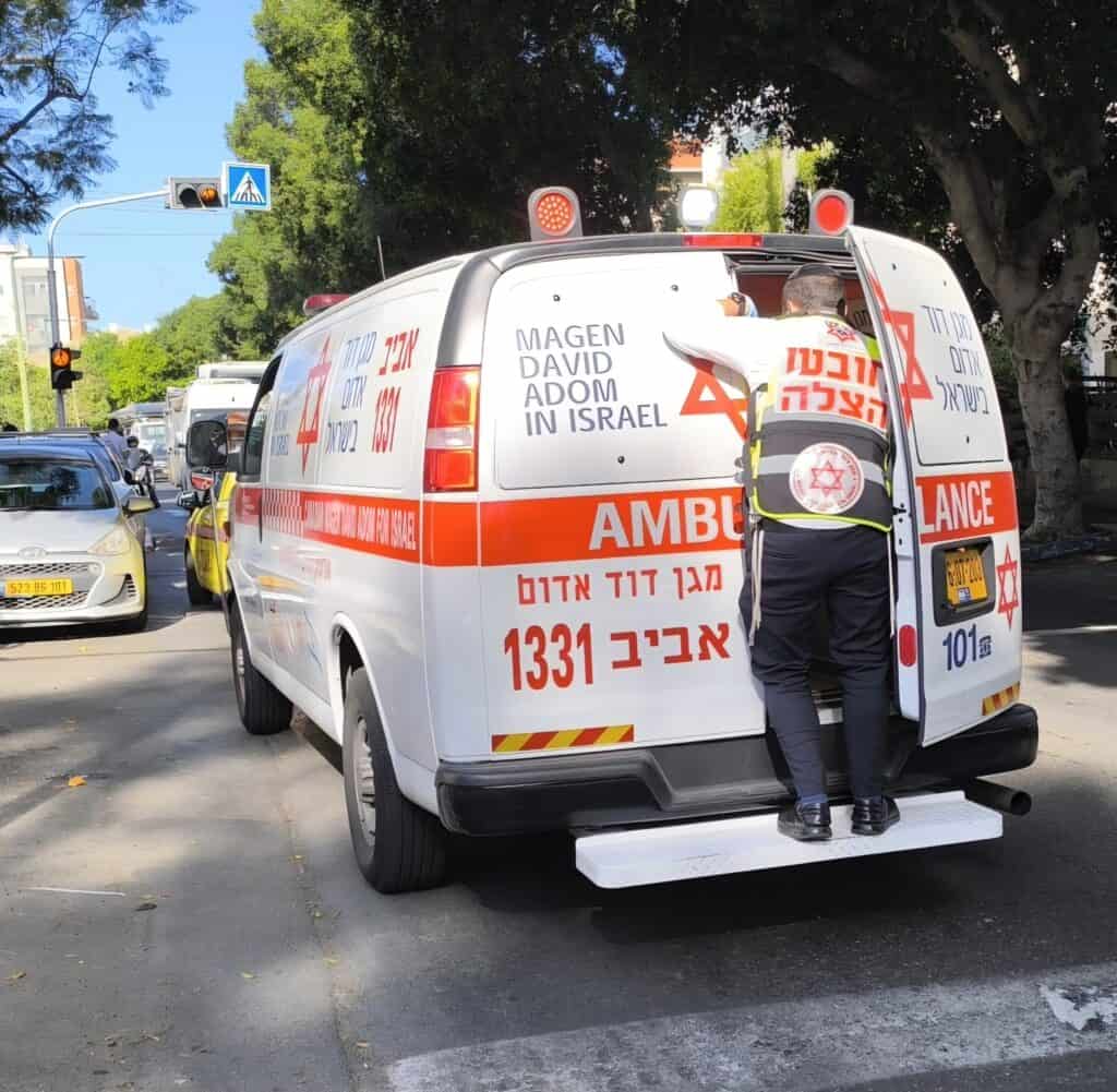 מתנדבי הצלה מעניקים טיפול רפואי בתאונת דרכים