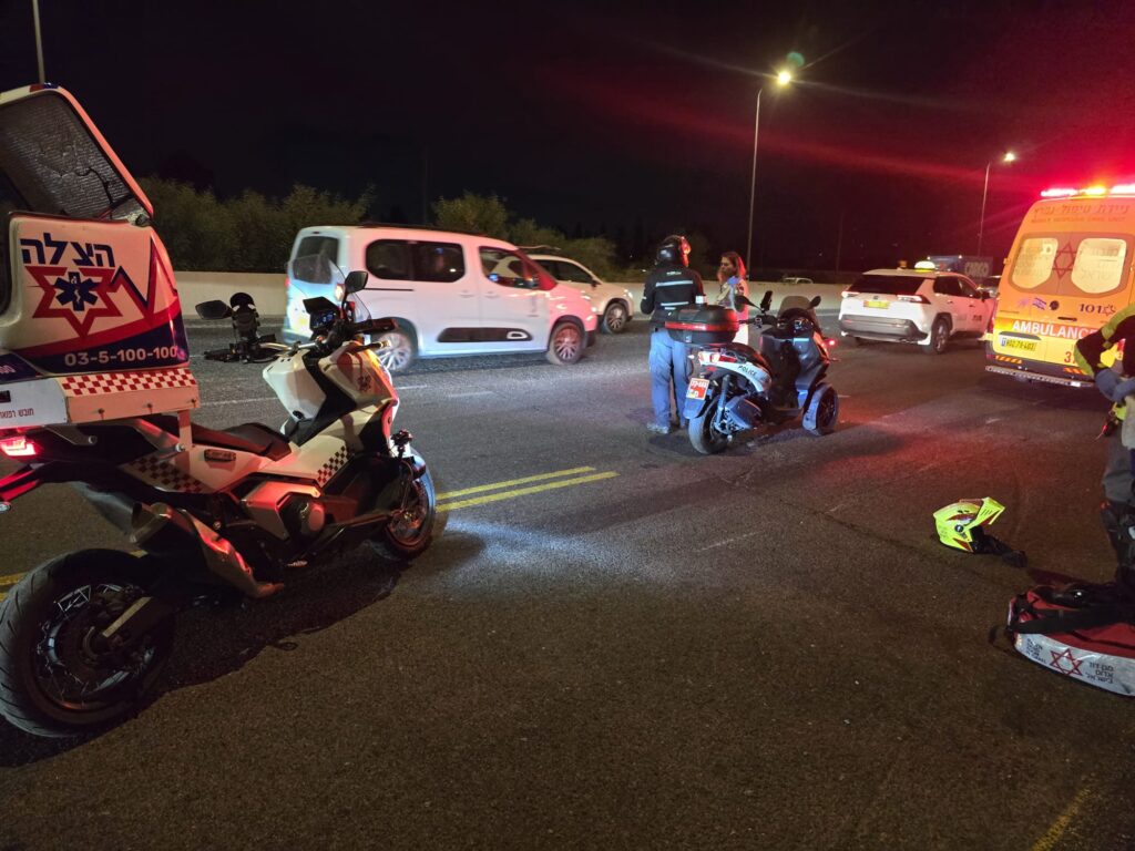 מתנדבי הצלם מעניקים טיפול רפואי בזירת תאונת דרכים