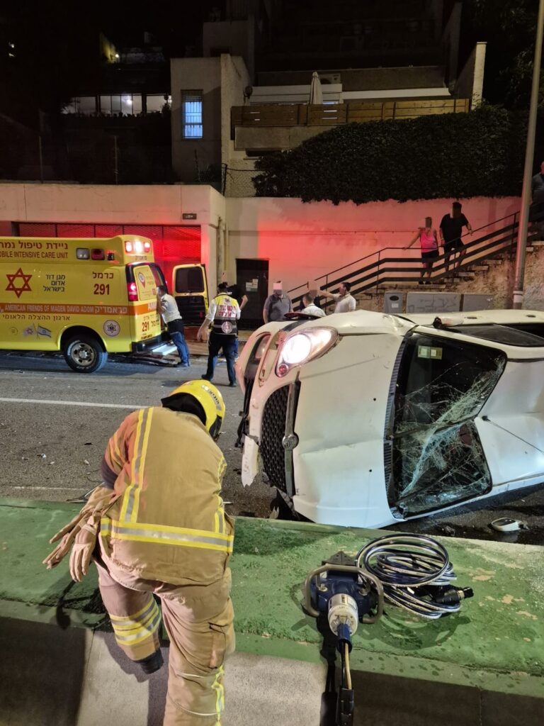 מתנדבי הצלה מעניקים טיפול רפואי בזירת תאונת דרכים