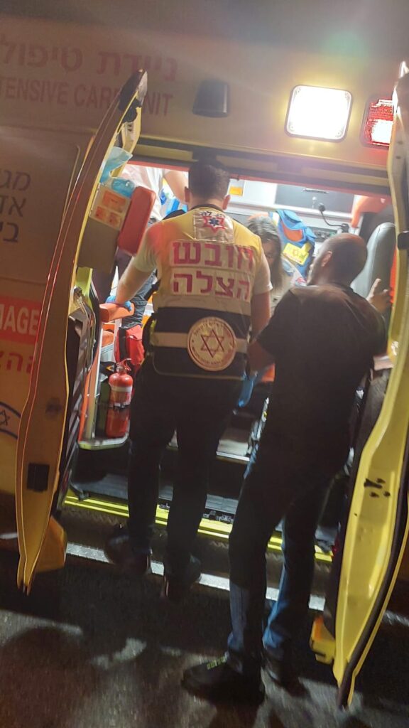 מתנדבי הצלה מעניקים טיפול רפואי בזירת תאונת דרכים