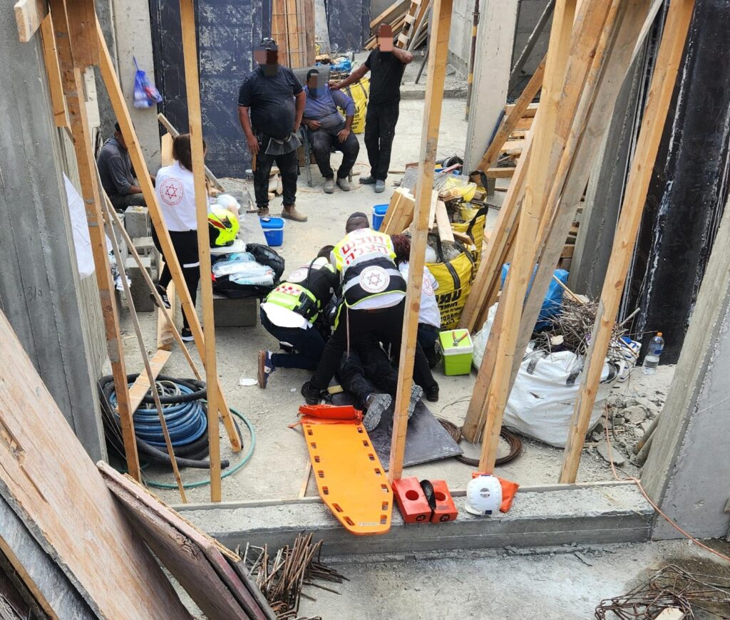 מתנדבי הצלה מעניקים טיפול רפואי לאדון שנפל מגובה