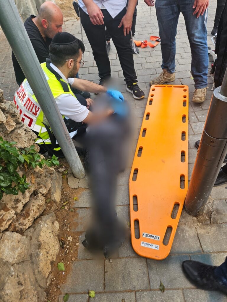 מתנדבי הצלה מעניקים טיפול רפואי במקרה חירום