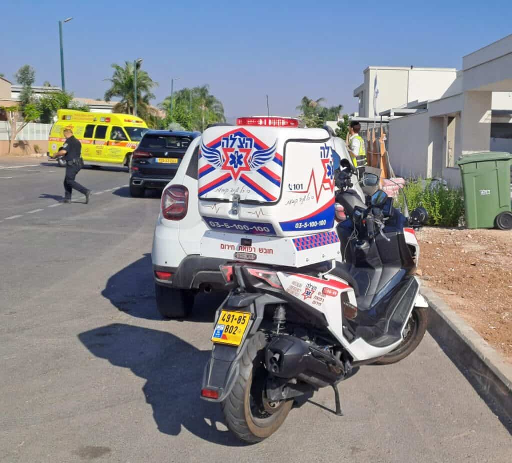 מתנדבי הצלה מעניקים טיפול רפואי במקרה חירום