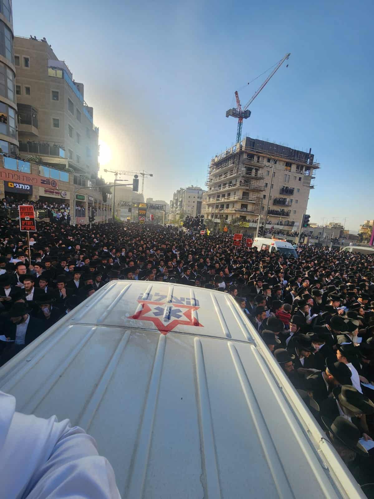מתנדבי הצלה מאבטחים את עצרת זעקת התורה