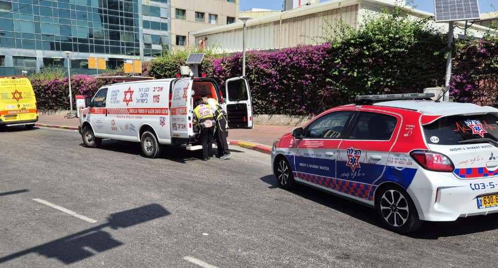 מתנדבי הצלה מעניקים טיפול רפואי